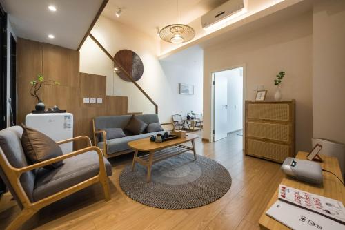 深圳WESU微宿设计公寓(深圳福田八卦岭店)的客厅配有沙发和桌子