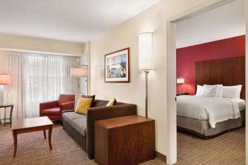 米德尔敦Residence Inn by Marriott Newport Middletown的酒店客房,配有床和沙发