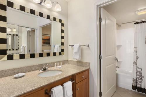 米德尔敦Residence Inn by Marriott Newport Middletown的一间带水槽和镜子的浴室