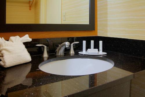 朱庇特丘比特万豪费尔菲尔德旅馆&套房酒店的一间带水槽和镜子的浴室