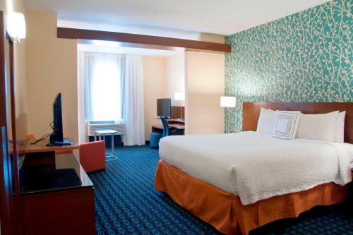 Urbandale万豪梅因厄本代尔费尔菲尔德客栈及套房酒店的配有一张床和一台平面电视的酒店客房