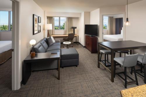 迈阿密迈阿密机场原住客栈酒店的酒店客房设有客厅和饭厅。