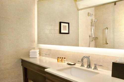 帕罗奥多帕洛阿尔托喜来登酒店的一间带水槽和大镜子的浴室