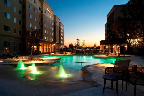 圣安东尼奥圣安东尼奥六旗游乐园瑞姆购物中心万怡酒店的一座带绿灯的游泳池