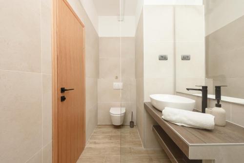 扎达尔NEW!Beautiful modern bedrooms and apt Old town Zadar- Great location的一间带水槽和卫生间的浴室