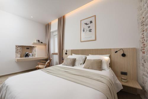 扎达尔NEW!Beautiful modern bedrooms and apt Old town Zadar- Great location的一间卧室配有一张带白色床单的大床