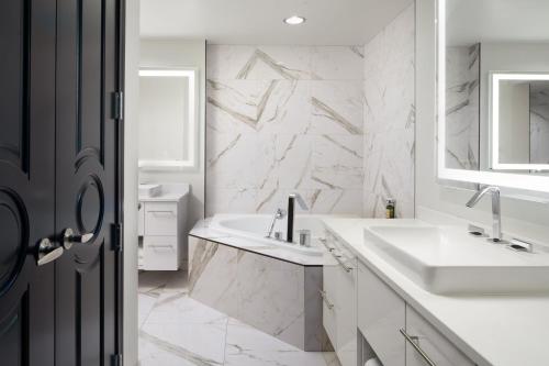 斯波坎达文波特格兰德签名收藏酒店的白色的浴室设有两个盥洗盆和镜子