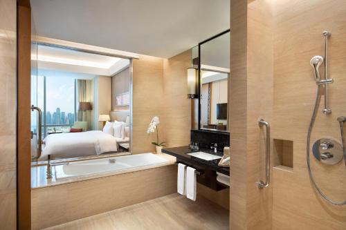 雅加达雅加达威斯汀酒店的带浴缸、床和淋浴的浴室