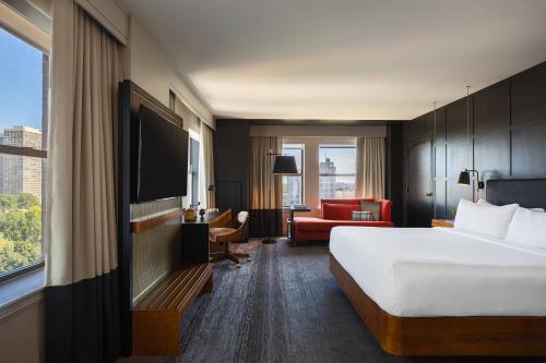 费城费城市中心万丽酒店的配有一张床和一台平面电视的酒店客房