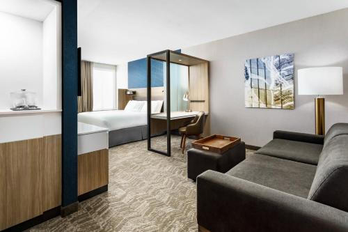 贝尔蒙贝尔蒙特红木海岸万豪春季山丘套房酒店的客厅配有沙发和一张位于房间的床