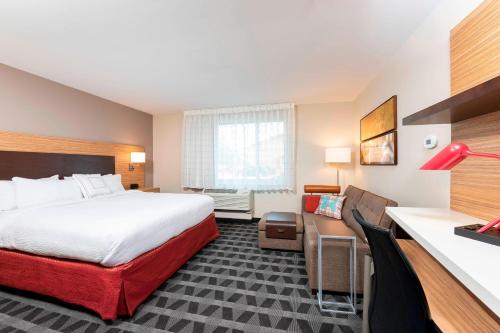 杰斐逊维尔TownePlace Suites by Marriott Louisville North的配有一张床和一张书桌的酒店客房