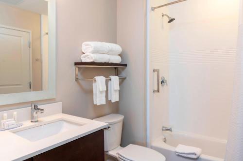 杰斐逊维尔TownePlace Suites by Marriott Louisville North的一间带水槽、卫生间和淋浴的浴室