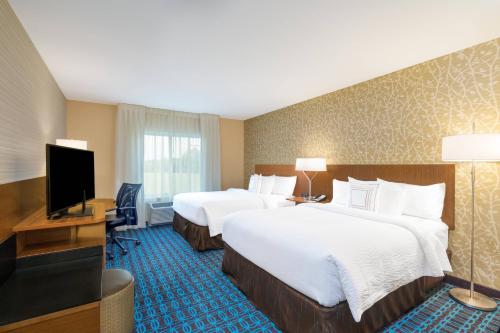 布卢姆斯堡Fairfield Inn & Suites by Marriott Bloomsburg的酒店客房设有两张床和一台平面电视。