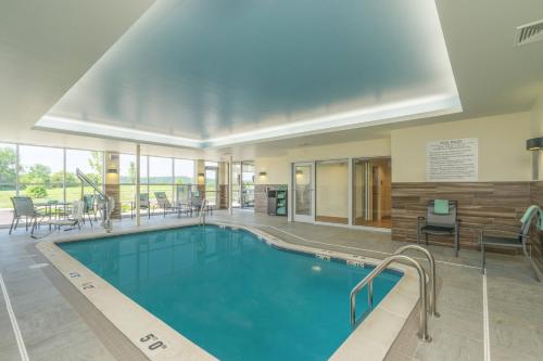 布卢姆斯堡Fairfield Inn & Suites by Marriott Bloomsburg的酒店大堂的大型游泳池