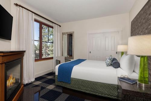 南太浩湖Marriott Grand Residence Club, Lake Tahoe的酒店客房配有一张床和一个壁炉。