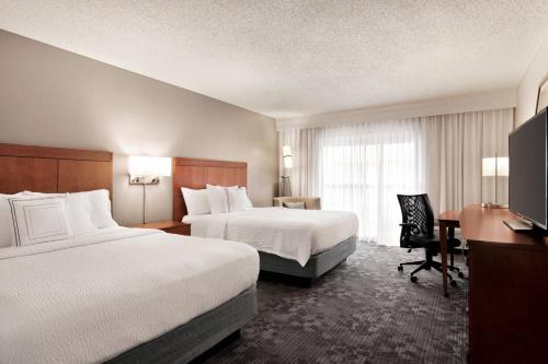 塔尔萨万豪塔尔萨中央庭院酒店的酒店客房配有两张床和一张书桌