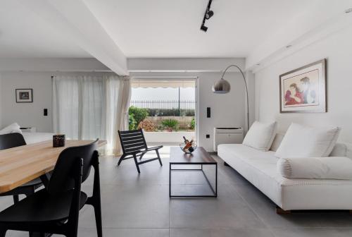 雅典Athens-Riviera luxury apartment sea view Voula的客厅配有白色的沙发和桌子