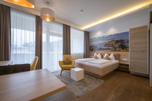 格拉茨PM-PremiumAPART Strassgang的一间卧室配有一张床、一张桌子和一张沙发