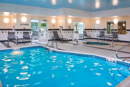 新布法罗新布法罗费尔菲尔德套房酒店的一个带椅子的游泳池