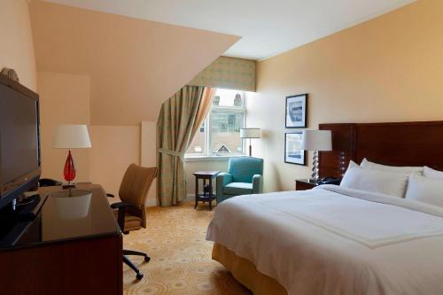 哈利法克斯哈利法克斯万豪港湾酒店的酒店客房配有一张床、一张书桌和一台电视。
