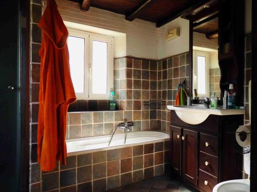 Coreglia Ligure@gatetothewild的带浴缸和盥洗盆的浴室
