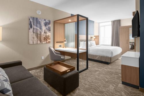 杰克逊SpringHill Suites by Marriott Jackson的酒店客房,配有床和沙发