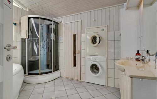 海耶斯4 Bedroom Cozy Home In Hejls的一间带洗衣机和洗衣机的浴室