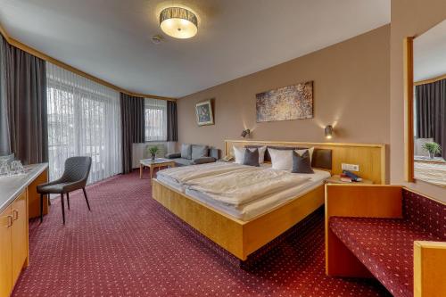 巴特法兴格克尔盘升佛鲁登斯坦酒店的酒店客房设有一张大床和一张书桌。