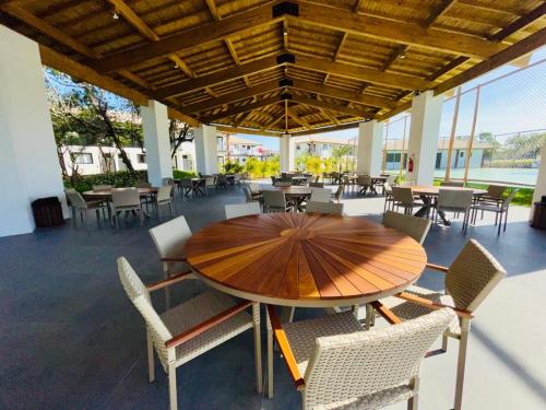马塔迪圣若昂Estudio Top Praia do Forte的庭院里配有一张木桌子和椅子,