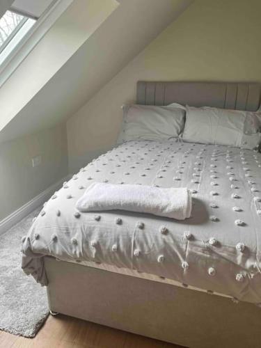 New FerryMid Antrim Modern Apartment的卧室内的一张带白色棉被的床