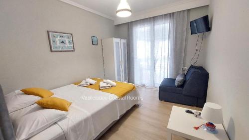 弗洛伊塔Vasileiadou Coastal Rooms的一间小卧室,配有一张床和一把椅子