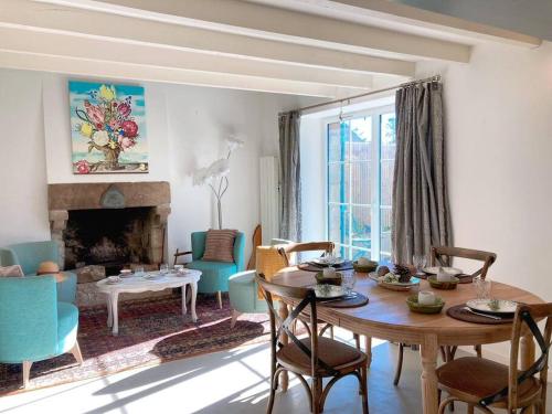 卡纳克KER MAJA : Charmante Maison 1930 * Jardin * 2 vélos * WIFI的客厅配有桌椅和壁炉