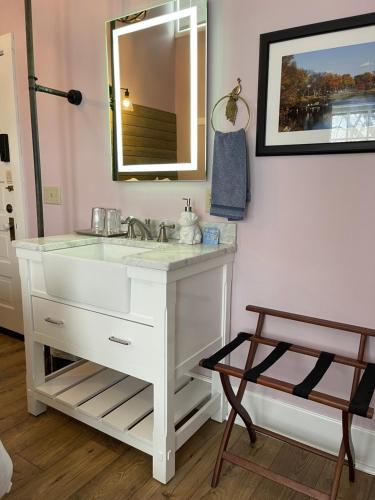 威诺纳Carriage House Bed & Breakfast的浴室设有白色水槽和镜子