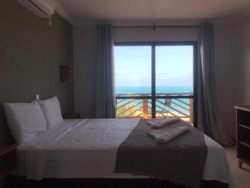 卡诺格布拉达杜瑞新绿洲望厦宾馆的一间卧室设有一张床和一个大窗户