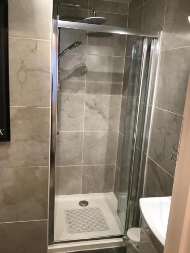 基拉尼Aghadoe View Bed & Breakfast的浴室里设有玻璃门淋浴