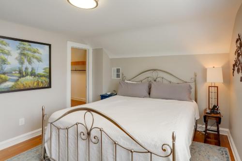 Chic Home with Deck, Walk to Lake Erie!的卧室配有白色的床和墙上的绘画作品