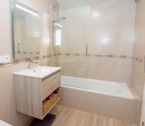 拉海瑞德拉Apartamento Jacaranda的浴室配有盥洗盆和浴缸。