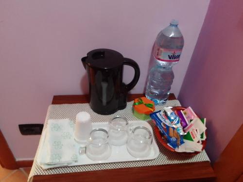 瓦尔蒙托内小珍珠旅馆的茶几、茶壶和一瓶水