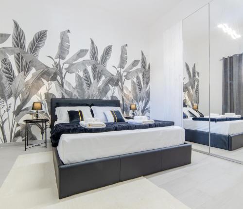 加利波利Tropical - Boutique Apartment的一间卧室设有两张床,并拥有植物壁画