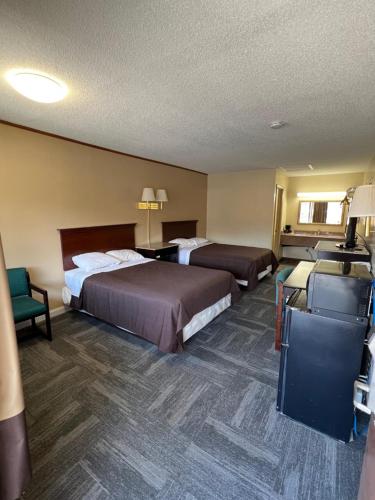 温斯顿·塞勒姆温斯顿塞勒姆绿谷汽车旅馆的酒店客房配有两张床和一张书桌