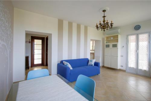 因佩里亚La Quercia casa vacanza Imperia的客厅配有蓝色的沙发和桌子