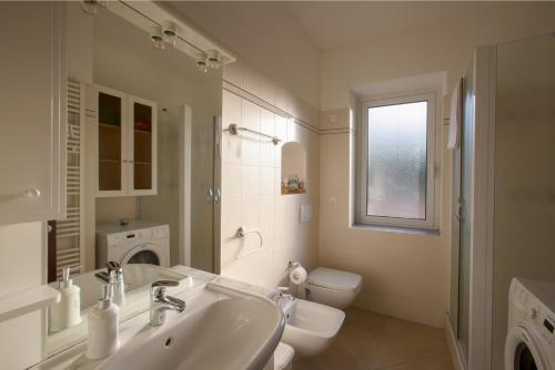 因佩里亚La Quercia casa vacanza Imperia的白色的浴室设有水槽和卫生间。