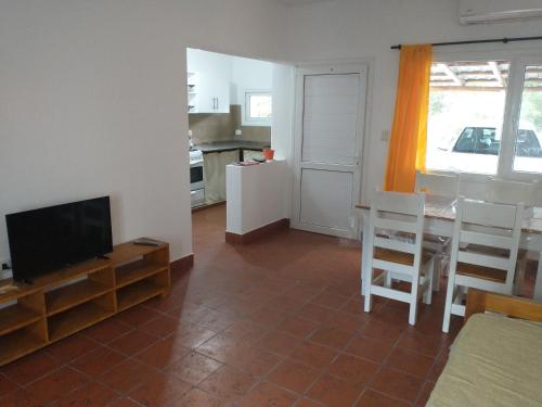 卡塔马卡Coneta, casa de Dios的客厅配有电视和桌椅