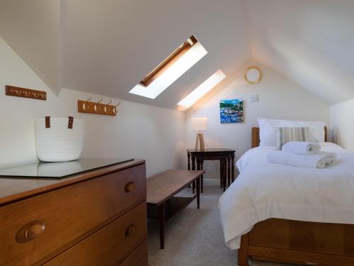 金斯布里奇Goody的一间卧室配有一张床和天窗