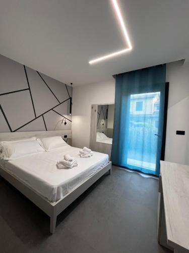 利多波波萨B&B A due passi dal mare的一间卧室设有一张床和一个大窗户