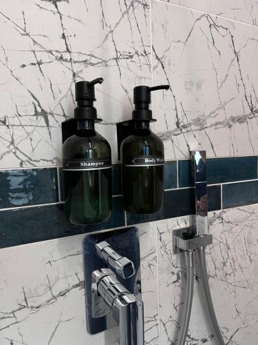 利多波波萨B&B A due passi dal mare的浴室柜台上放着两瓶肥皂