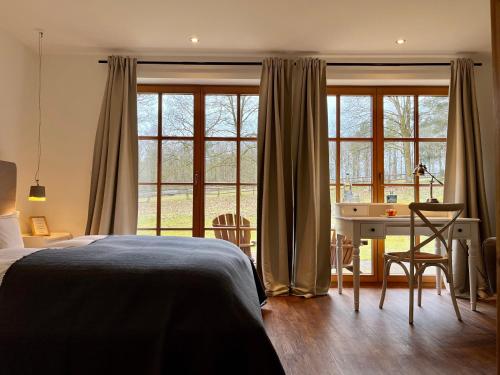 比斯平根Stimbekhof的卧室配有一张床、一张书桌和窗户。