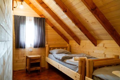 威尔帕扎FOREST&LAKE COTTAGES的小木屋内一间卧室,配有一张床