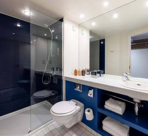 约克约克市中心假日酒店&度假村的浴室配有卫生间、盥洗盆和淋浴。