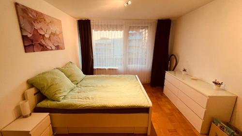 拉廷根Messewohnung Düsseldorf/Essen的一间小卧室,配有床和窗户